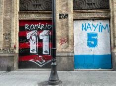 Grafiti de Nayim, junto al de Romario, en una parte de la fachada del Teatro Goya, propiedad del Centro aragonés de Barcelona.