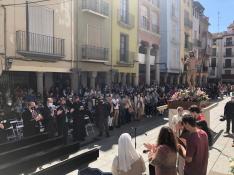 Los vecinos de Barbastro suelen acudir a los porches de la plaza del Mercado -donde se produjo la caída- a ver las procesiones de Semana Santa.