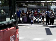 Usuarios esperando el autobús en una jornada de huelga en Zaragoza. Bus. gsc