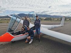 Tres alumnos del curso de 2021 con Yago Alonso, instructor de Vuelo sin Motor.