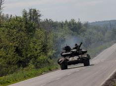 Foto de archivo de un tanque ucraniano en una carretera de la región de Donetsk