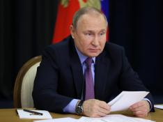 Vladimir Putin chairs a meeting on transport complex development