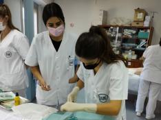 Alumnas de la Escuela de Enfermería de Huesca haciendo prácticas.