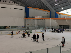 Entrenamiento de las aulas de tecnificación de hockey hielo de Jaca.