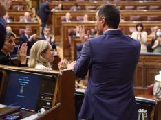Pedro Sánchez aplaudiendo en el Congreso