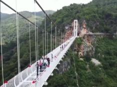 Inauguran en Vietnam el puente de cristal más largo del mundo