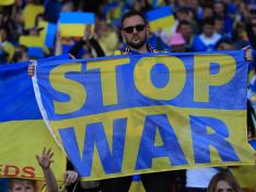 Una bandera ucraniana con el mensaje 'Stop War' durante el partido de este miércoles contra Escocia.