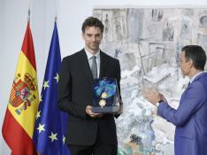 Pau Gasol ha recibido de manos del presidente del Gobierno Pedro Sánchez la Gran Cruz, como reconocimiento y homenaje a su trayectoria deportiva.