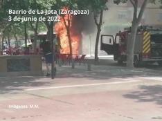 Un autobús se incendia en Zaragoza