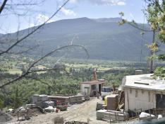 La casa que Oliván está construyendo en el pueblo de Arguisal, un impresionante mirador sobre el valle de Tena.