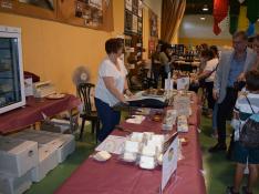 Los visitantes del ferial se encuentran con más de 50 estands de –sobre todo- venta de artículos de alimentación y artesanía.