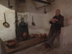 Jean Claude Carriere, en la casa natal de Goya en Fuendetodos para el rodaje del documental.