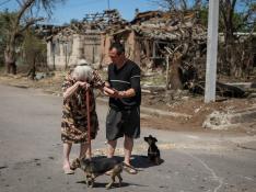 Una anciana reacciona al ver su vivienda destrozada por un ataque ruso en la región de Donetsk