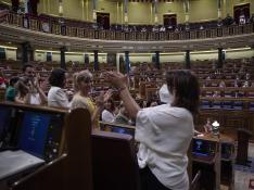 La socialista Adriana Lastra aplaude a su bancada tras salir adelante la iniciativa.