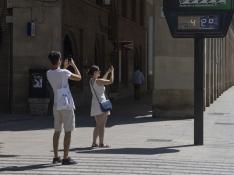 Una de las pantallas con termómetro en el paseo Independencia de Zaragoza marcando 42º.