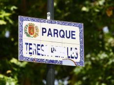 Una de las placas dañadas del parque Teresa Perales de Zaragoza.