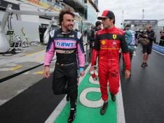 Fernando Alonso habla con Carlos Sainz en el circuito de Montreal