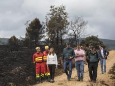 Pedro Sánchez y otras autoridades, durante su visita a las zonas afectadas por el incendio forestal en la Sierra de la Culebra, en Zamora.