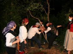 Un momento del ritual del herniado celebrado en Lobera de Onsella el pasado año, con aforo limitado