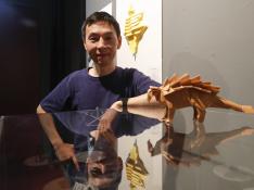 Tetsuya Gotani, junto a una de las obras de su exposición en el Centro de Historias.