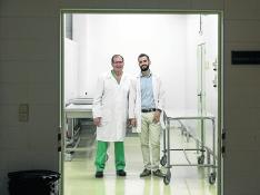 Salvador Baena y José David Blázquez, en la sala de autopsias de alto riesgo del Instituto de Medicina Legal de Aragón.