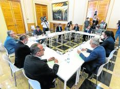 Lambán, en el centro, preside la reunión con los alcaldes y empresarios del Pirineo