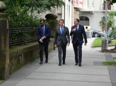 El presidente del PP de Álava, Iñaki Oyarzábal; el presidente del PP, Alberto Núñez Feijóo, y el presidente del PP vasco, Carlos Iturgaiz, a su llegada a la Junta Directiva del PP vasco