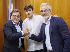 Raúl Sanllehí, Iván Azón y Miguel Torrecilla en el acto de renovación del jugador