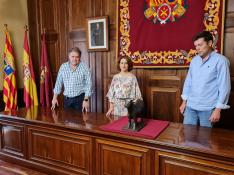 El Ayuntamiento de Teruel recibe la copia del Torico en bronce