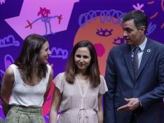 Pedro Sánchez, Irene Montero (i) y Ione Belarra durante el acto 'Infancia con derechos: Plan de Acción Estatal de la Garantía Infantil Europea'