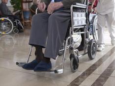Usuario de una residencia de mayores en silla de ruedas
