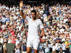 Novak Djokovic celebra después de ganar la semifinal de Wimbeldon contra el británico Cameron Norrie.