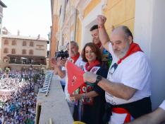 La alcaldesa, junto al edil Javier Domingo y los peñistas Nácher y Osorio, muestra el pañuelo.