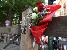 Los padres de Daniel Gimeno, corredor que murió en los sanfermines de 2009 colocan un ramo de flores come homenaje a su hijo,