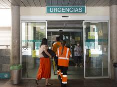 Personal del 061, ayer, mientras accedía al servicio de Urgencias del Hospital Miguel Servet.
