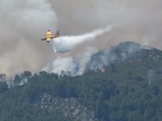 Un hidroavión anfibio contra incendios echa agua sobre la vegetación en la comarca de Las Hurdes, a 14 de julio de 2022.