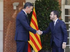 El presidente del Gobierno, Pedro Sánchez, se reúne con el presidente de la Generalitat de Cataluña, Pere Aragonès, en la Moncloa