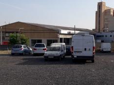 Vehículos estacionados en el conocido como 'parking de la textil', en la calle de Carrera Zaragoza de Tarazona, donde también actuó el menor arrestado.