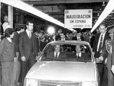 El rey Juan Carlos prueba el primer Opel Corsa fabricado en la planta de General Motors en Figueruelas