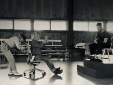Kate Capshaw (i), Steven Spielberg (c) y Marcus Mumford (d) durante la grabación del videoclip en Nueva York.