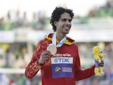 Mohamed Katir celebra el podium en la final de 1.500 metros en el Mundial de Atletismo Oregón 2022.