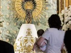 Niños pasando por el Manto de la Virgen del Pilar. gsc