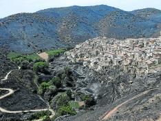 El casco urbano de Moros emerge sobre un altozano, salvado de las llamas que llegaron a las casas más bajas.