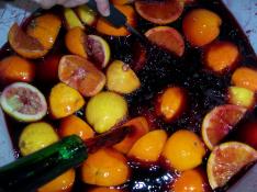 Preparación del zurracapote, con frutas incluidas en este caso.