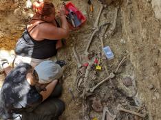 Excavación de la fosa común hallada en Loscorrales.