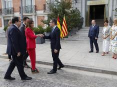 Saludo entre los ministros y los representantes del Gobierno catalán