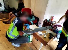 Una casa okupa, un machete, drogas y cinco detenidos en el Gancho