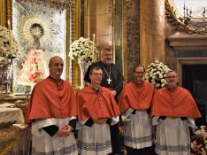 El arzobispo de Zaragoza, Carlos Escribano, y los nuevos canónigos, en el camarín de la Virgen del Pilar.