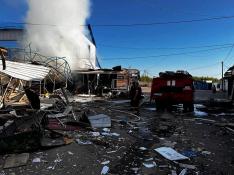 Los bomberos trabajan en un mercado destruido por un misil en Donestk.