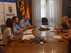 Reunión del alcalde de Monzón, el concejal delegado, el presidente de la Comarca, la vicepresidenta y el responsable de Servicios Sociales.